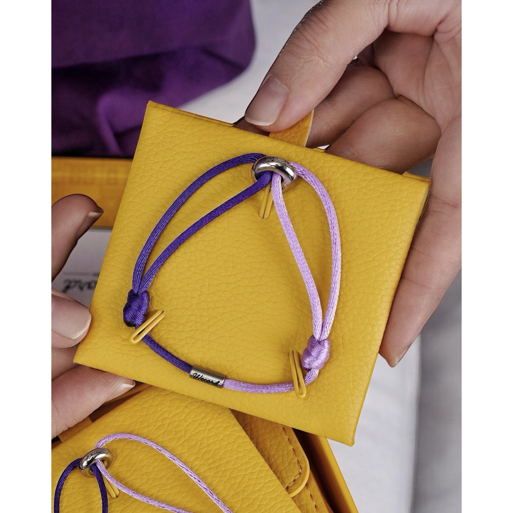 سوار الخيط ليوم المرأة