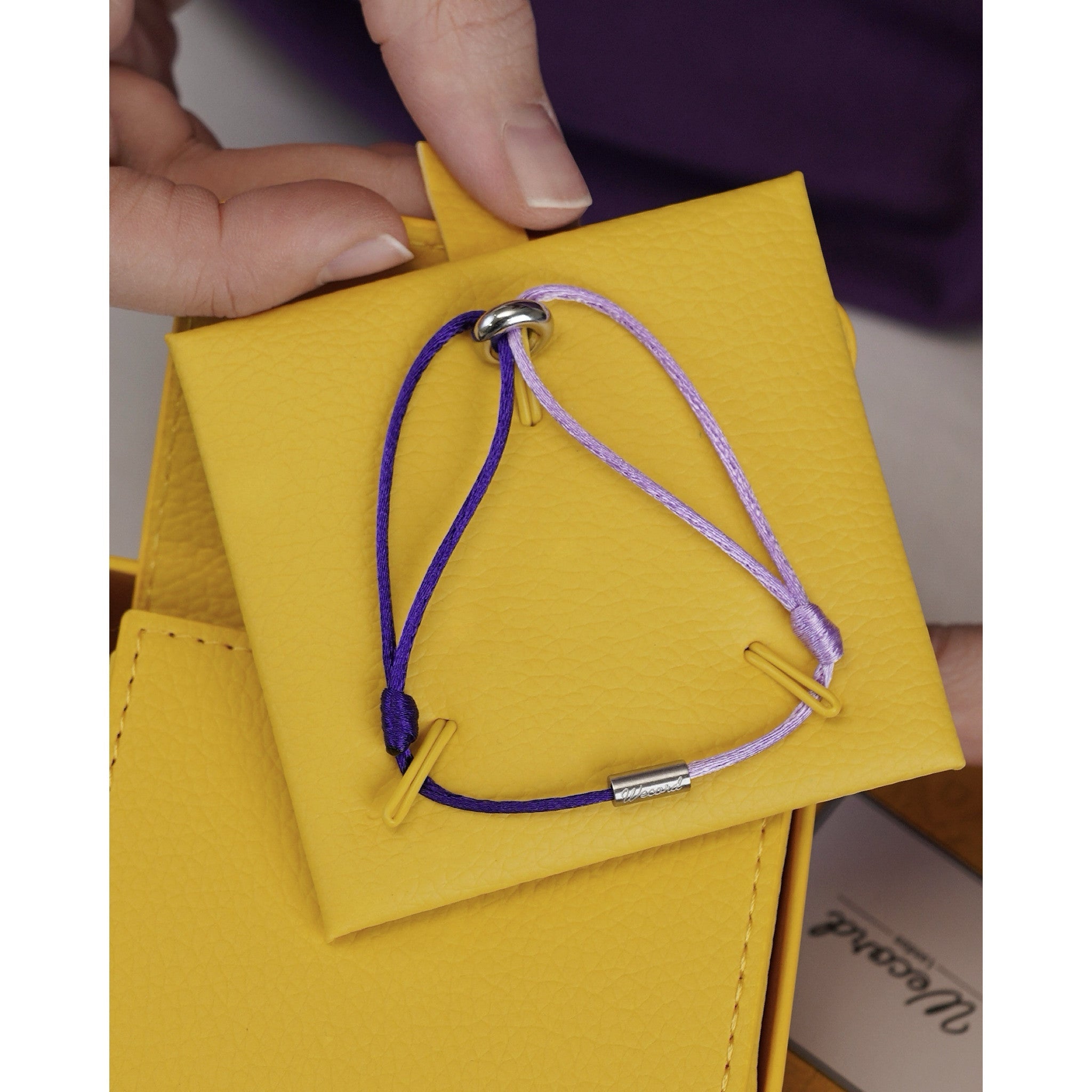 سوار الخيط ليوم المرأة